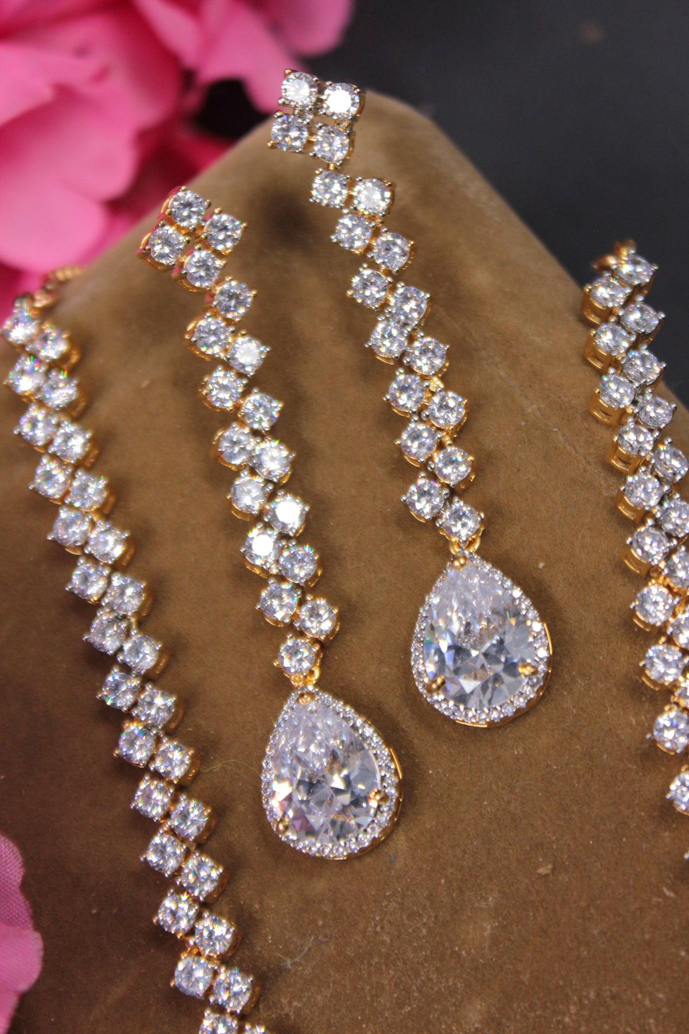 White & Gold Teardrop Necklace Set with Diamond-Cut Square Design - SIA450109