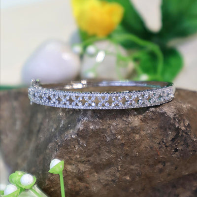 Silver Sparkling Floral Pattern Oval Bracelet - SIA450955