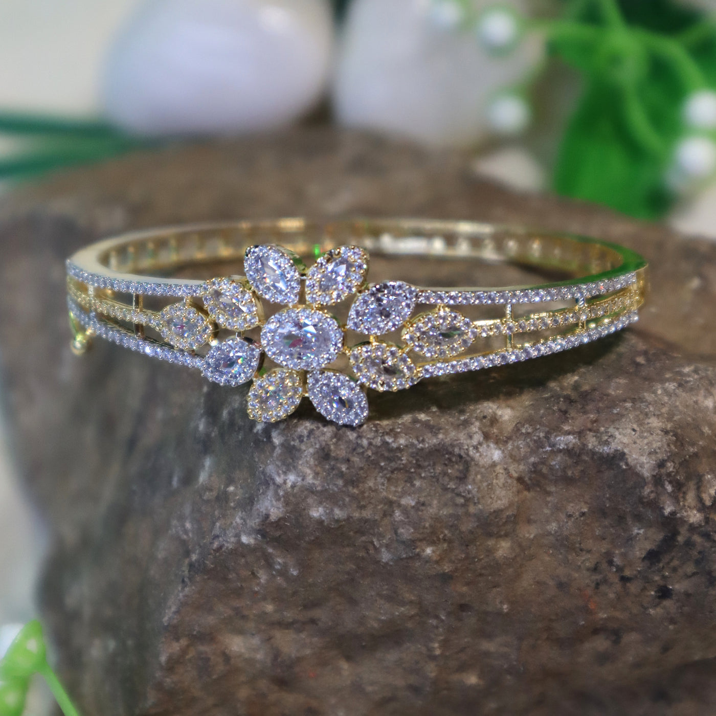 Sparkling Floral Diamond & Gold Bracelet - SIA450929