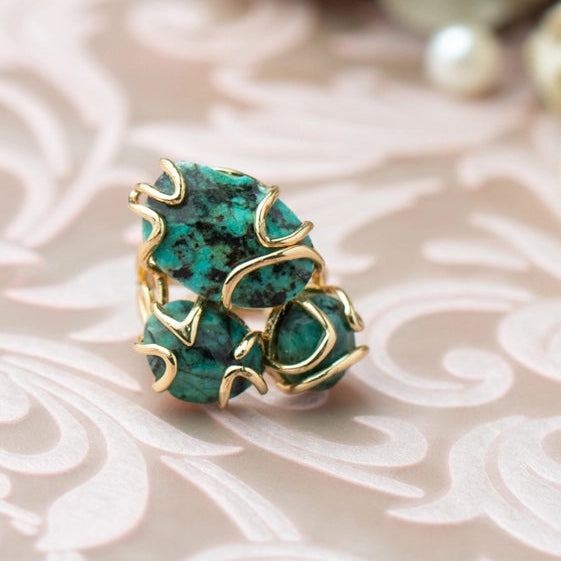 Three prehnite and lapis stones ring, with a luxurious gold border. - TMV_RG9