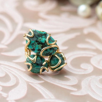 Three prehnite and lapis stones ring, with a luxurious gold border. - TMV_RG9