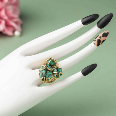 Three prehnite and lapis stones ring, with a luxurious gold border. - TMV_RG9