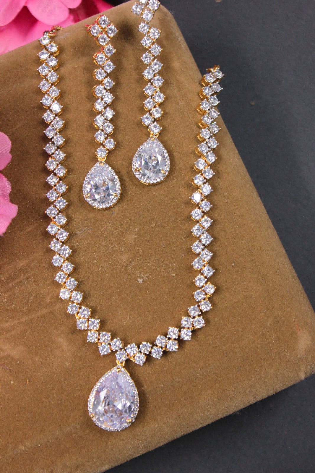 White & Gold Teardrop Necklace Set with Diamond-Cut Square Design - SIA450109