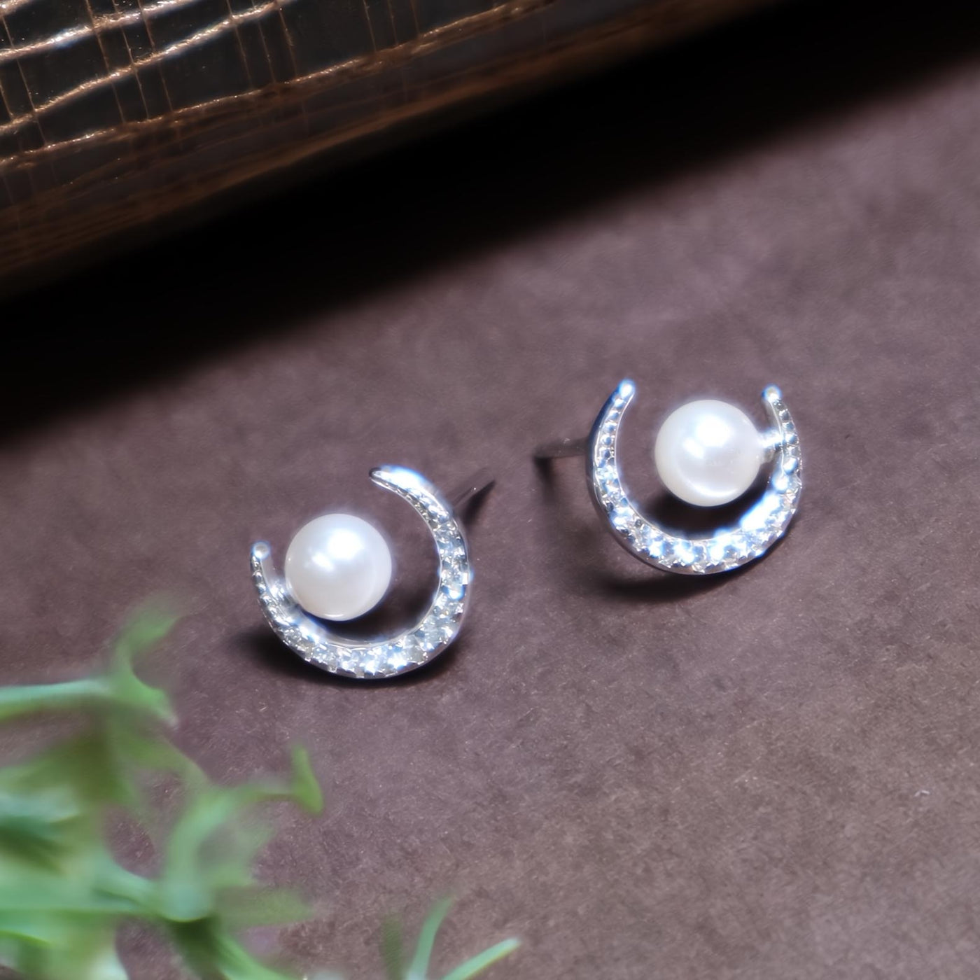 White Pearl Moon Stud Earrings - SIA449498