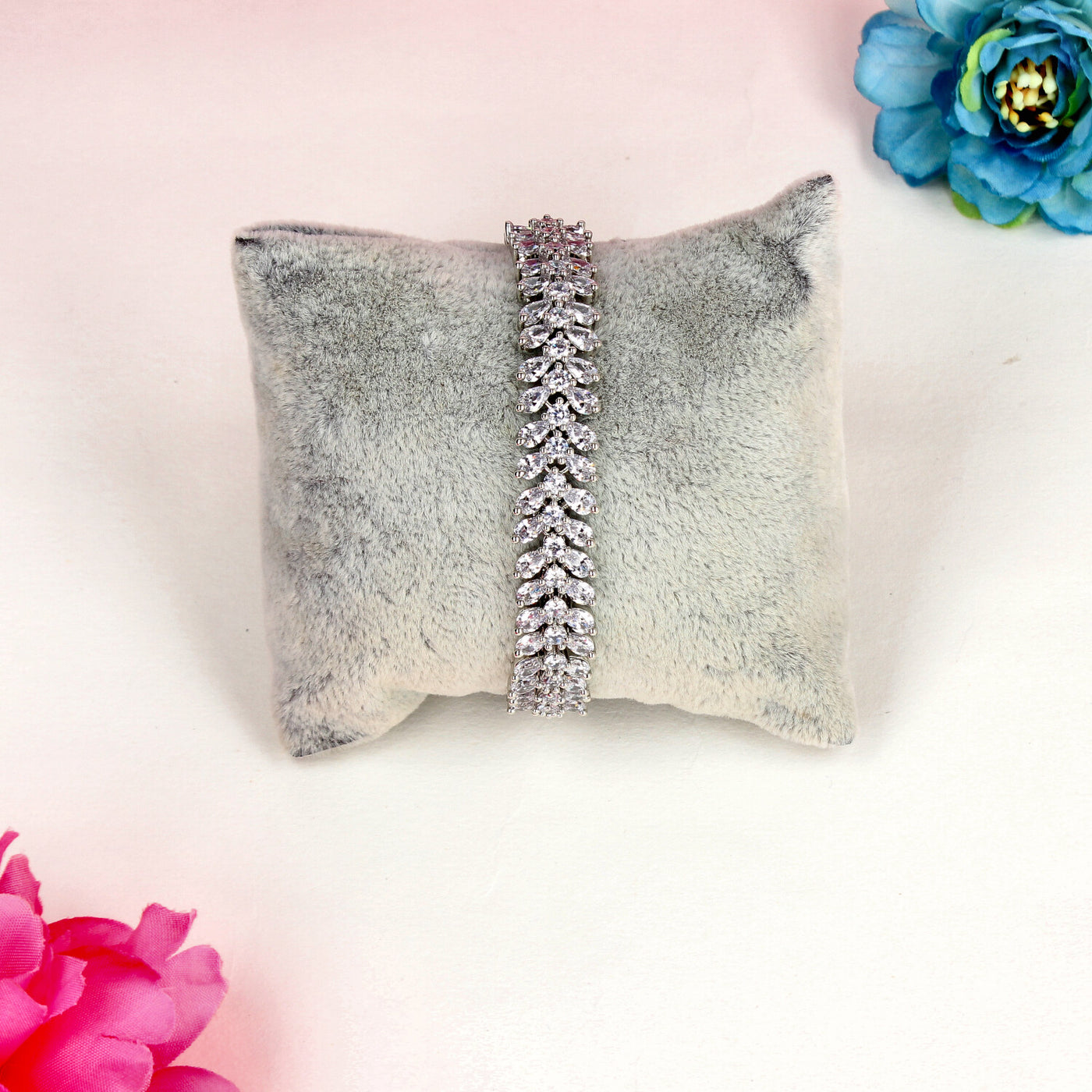 Elegant Silver Leaf-Patterned Bracelet with Sparkling Clear Stones - SIA450483