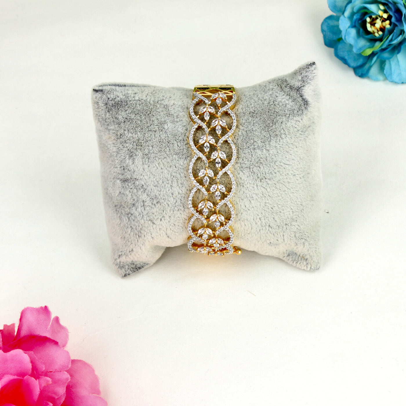 Luxurious Gold-Tone Bracelet with Leaf Motif and Interlocking Oval Design - SIA450504