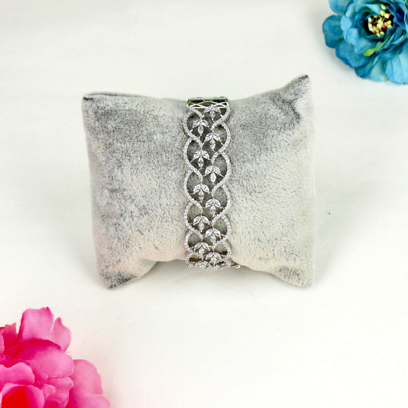 Radiant Rhodium-Plated Bracelet with Leaf Pattern and Infinity Loop Design - SIA450505
