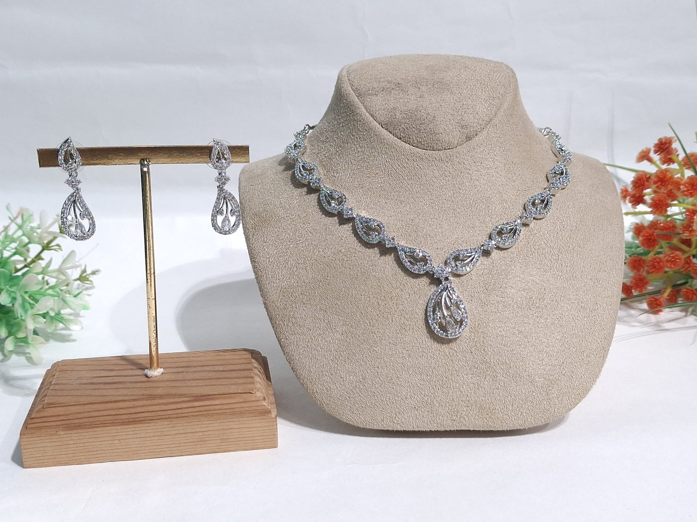 Elegant Silver Teardrop Necklace and Earring Jewelry Set - SIA450809