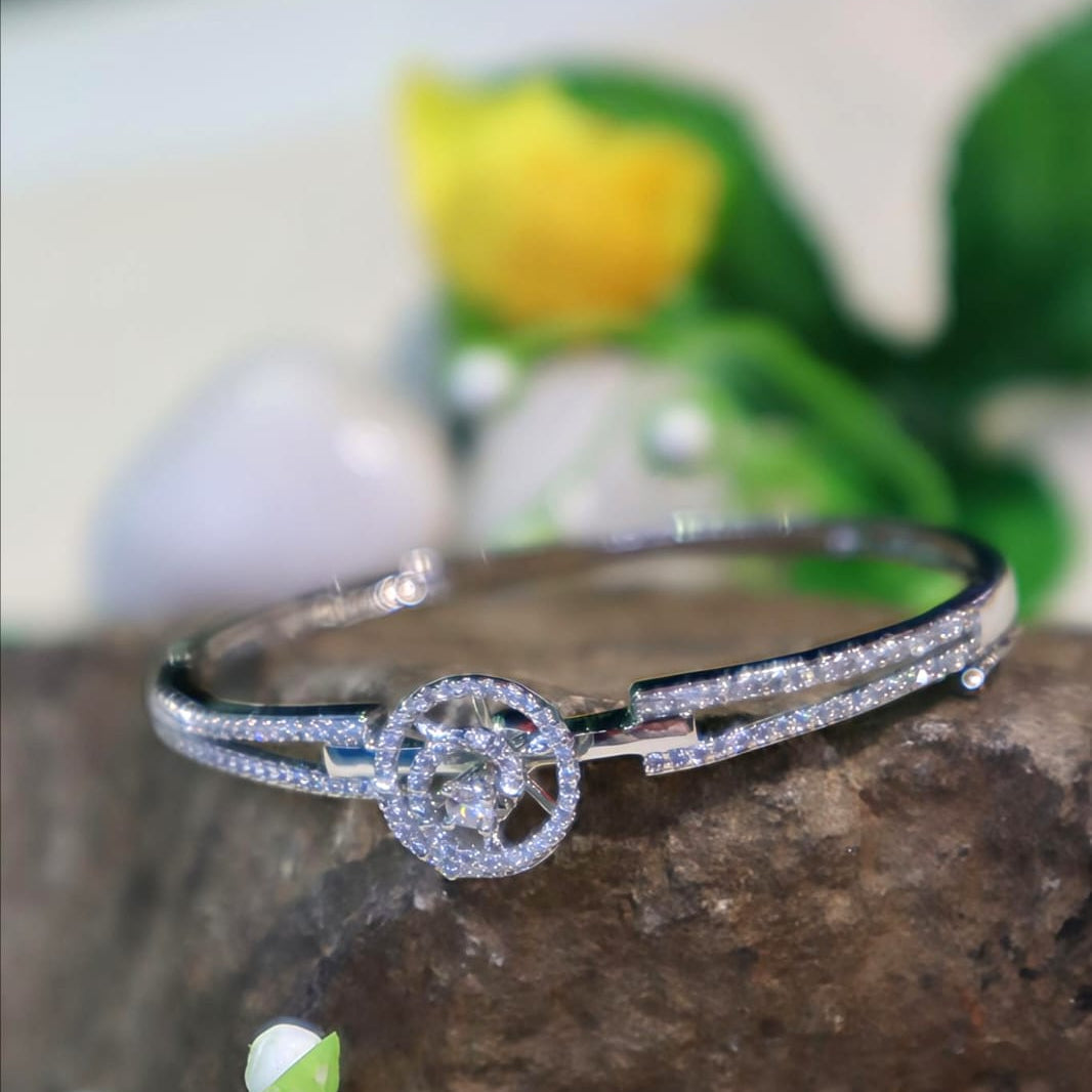 Silver Rose-Circle Diamond-Studded Elegant Bracelet - SIA450932
