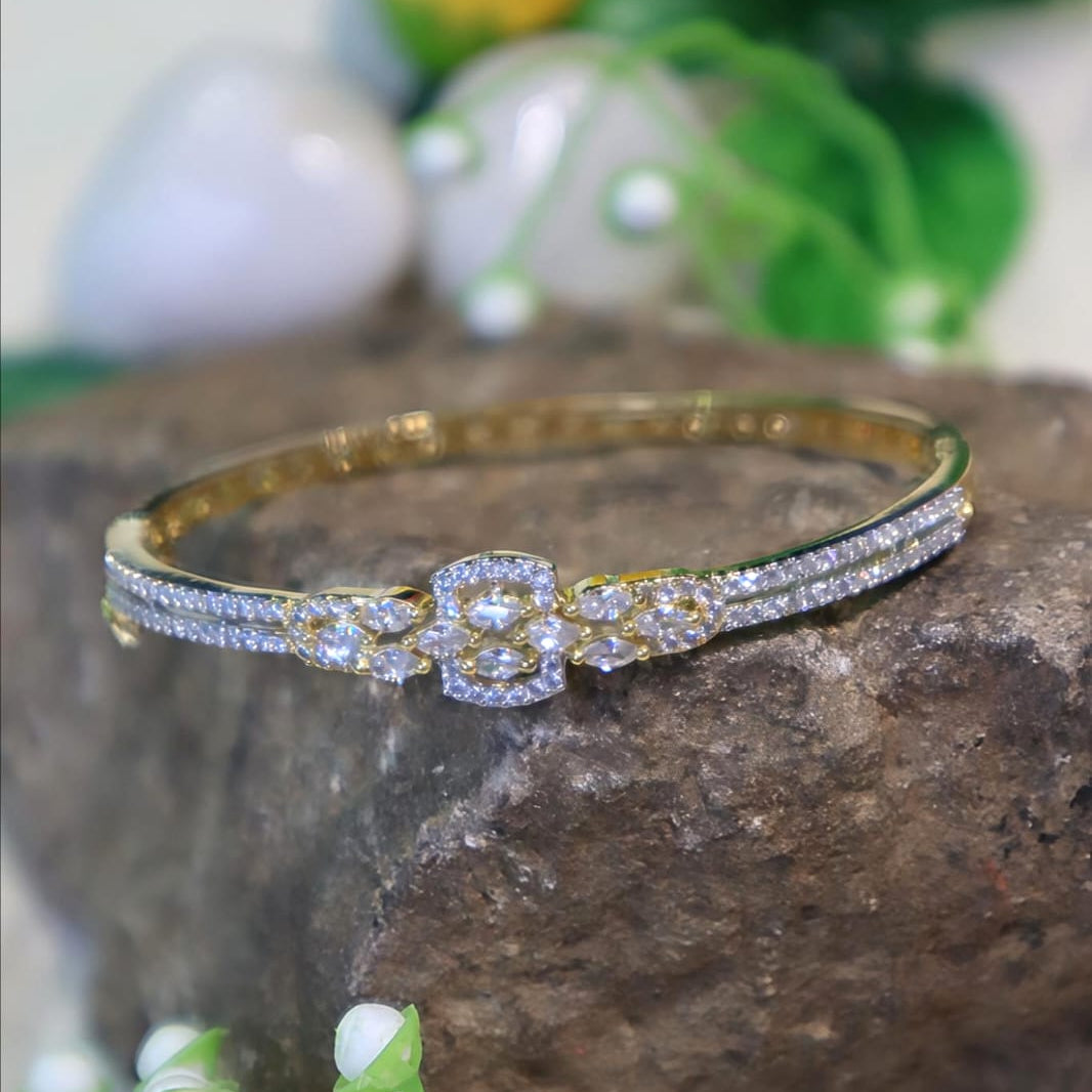 Floral Oval Cluster Bracelet in Dual-Tone Gold - SIA450952