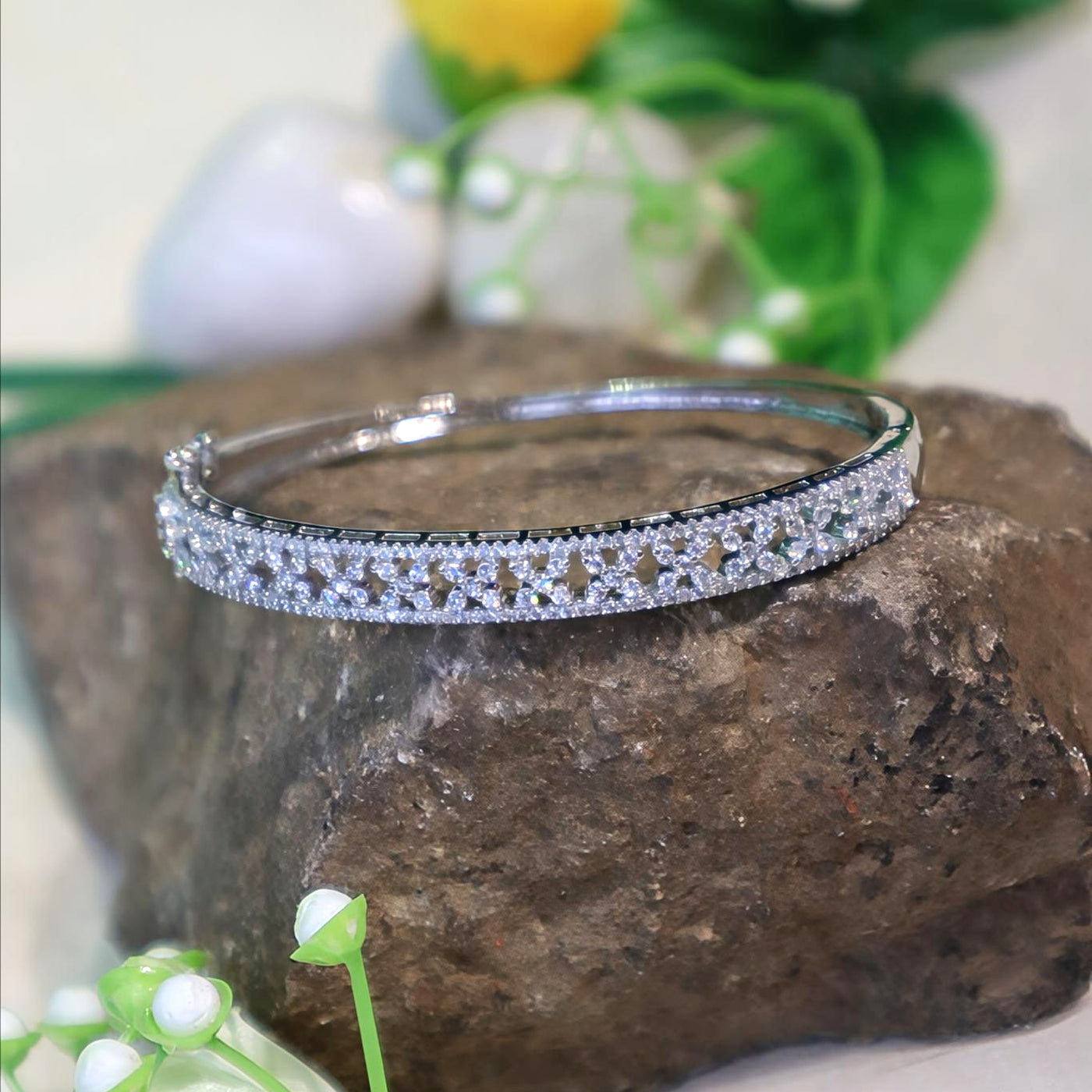 Silver Sparkling Floral Pattern Oval Bracelet - SIA450955