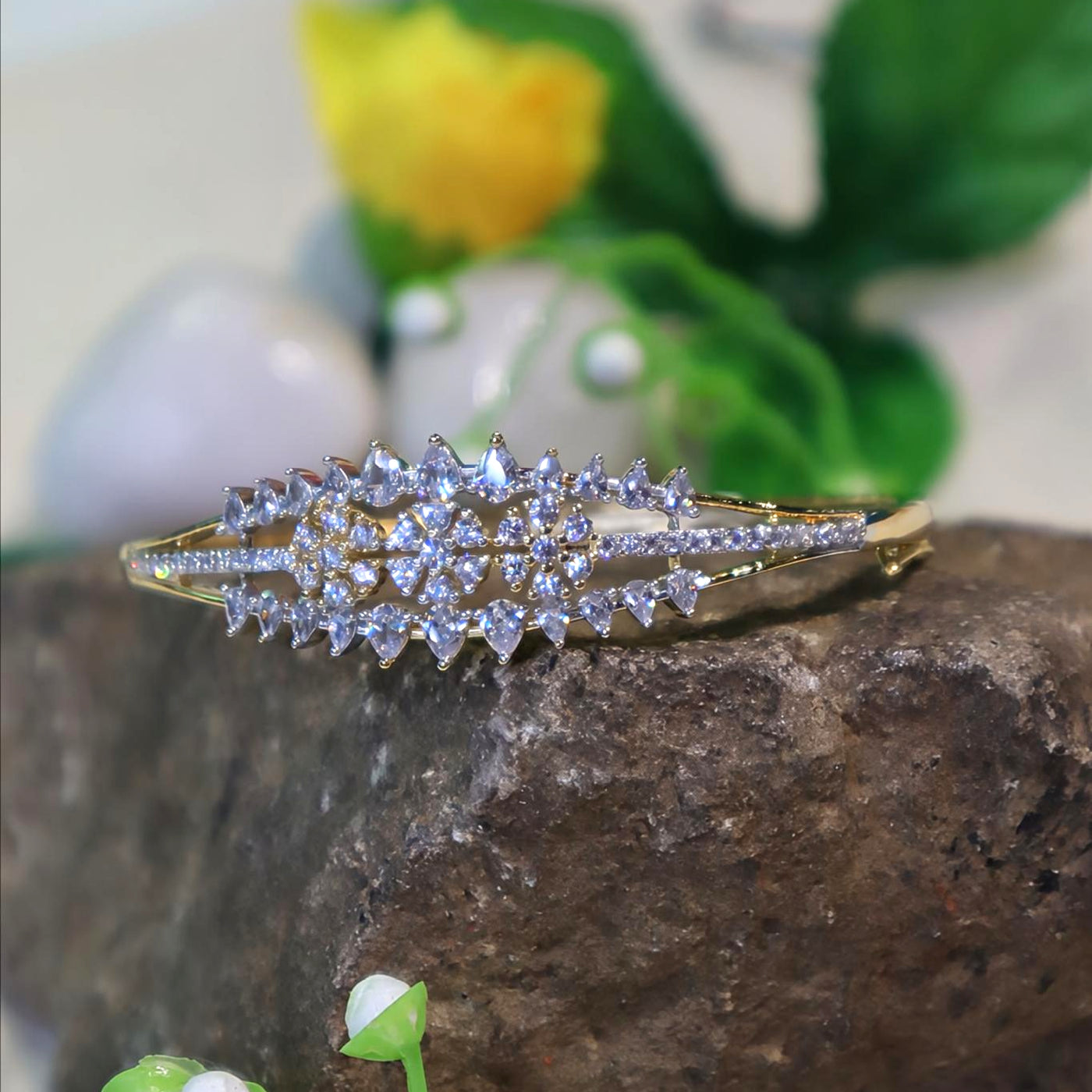 Elegant Leaf-Shaped Gold Bracelet - SIA450962