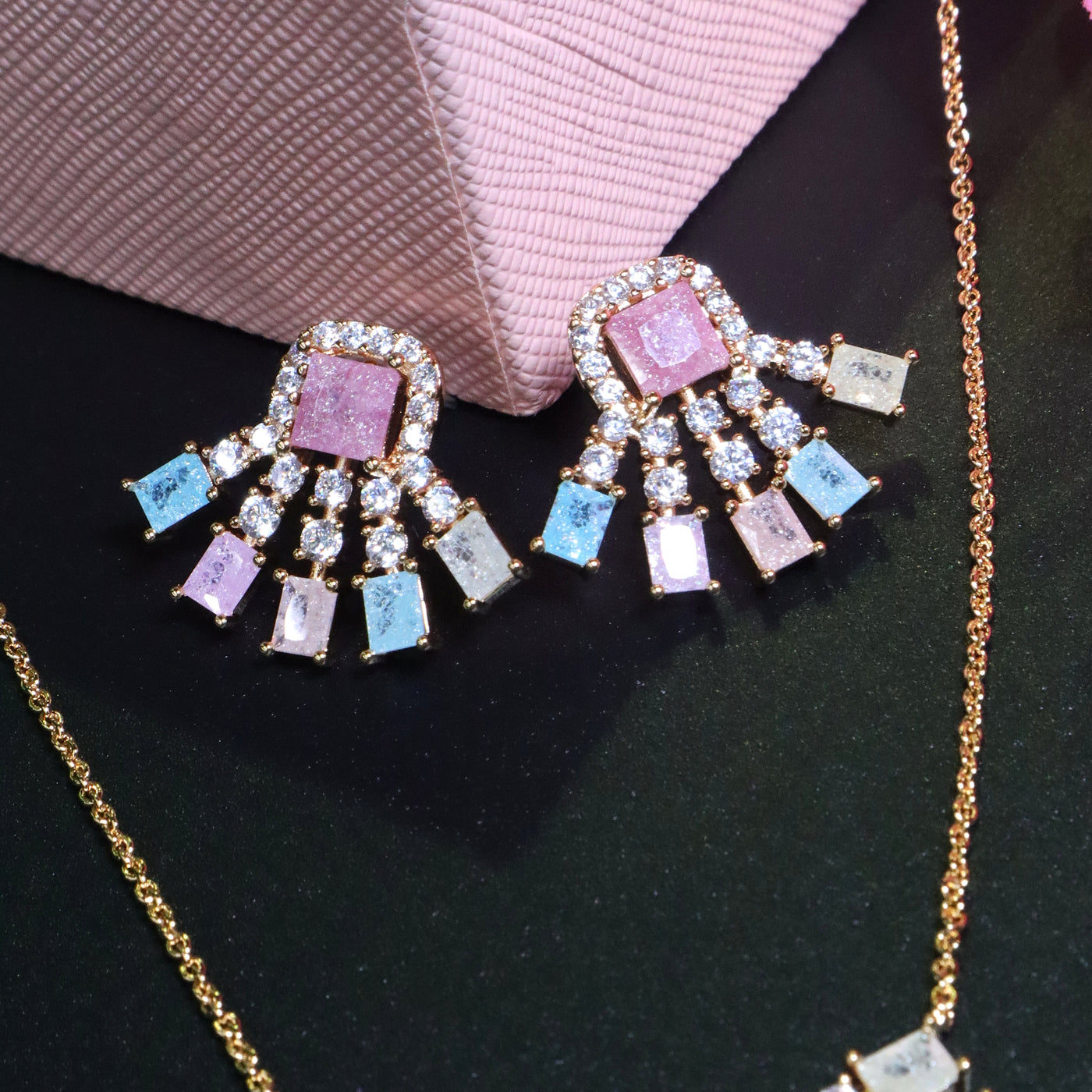 Pastel Geometric Fan-Shaped Pendant Set in Gold Tone - SIA453437