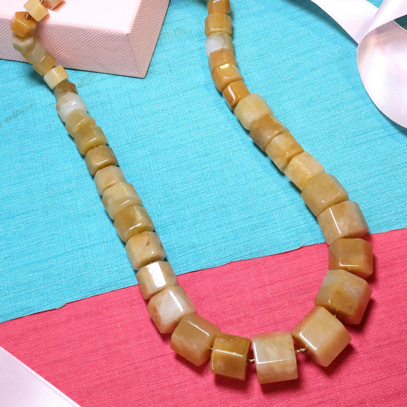 Single-Strand Light Yellow Necklace with Cube-Shaped Beads - SIA453778 _B