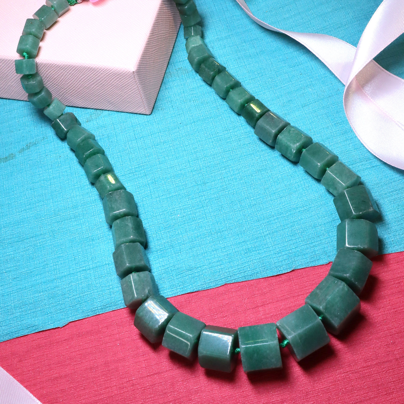 Single-Strand Green Necklace with Cube-Shaped Stone Beads - SIA453778 _E