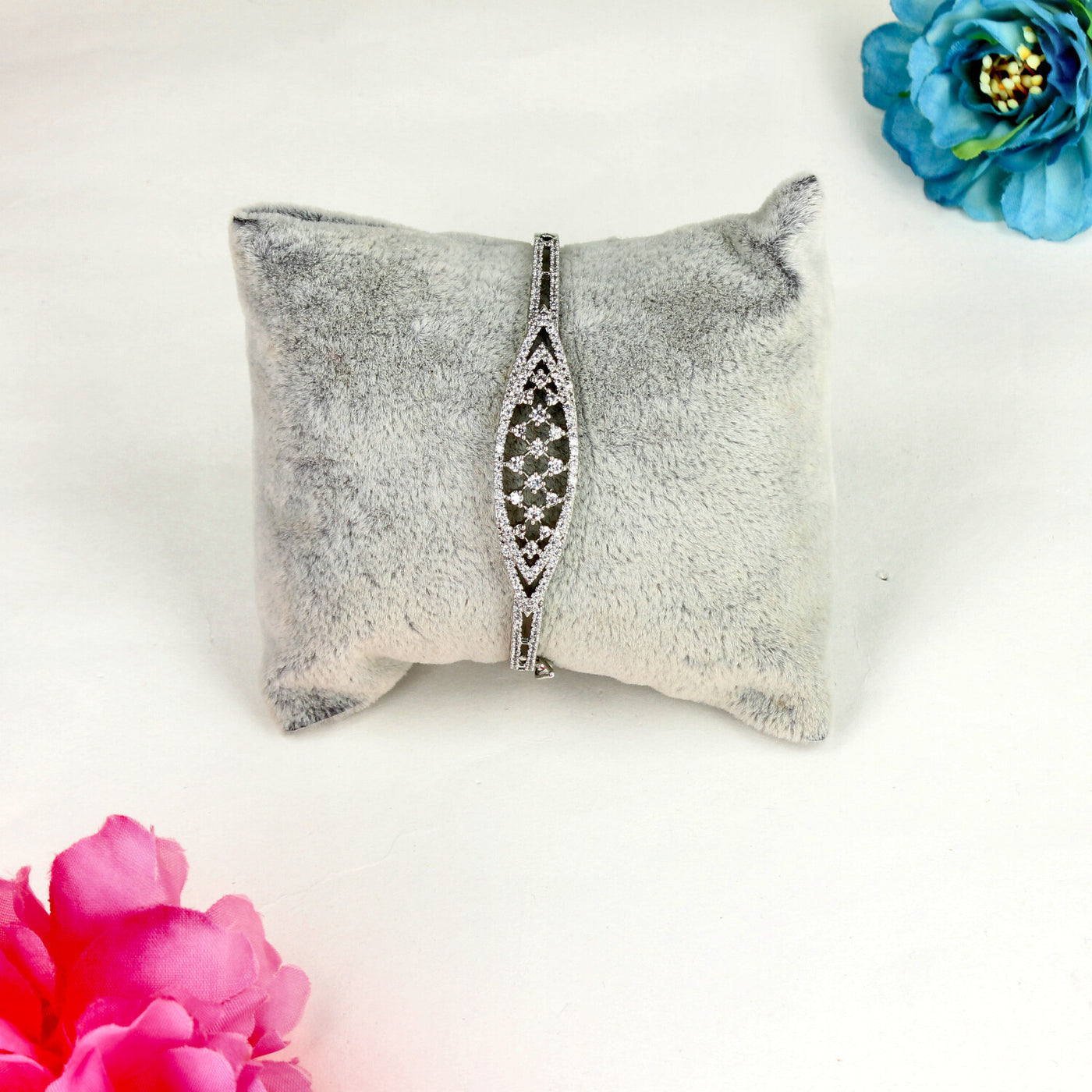 Elegant Silver-Toned Bracelet with Intricate Net Pattern and White Crystals - Sia450487