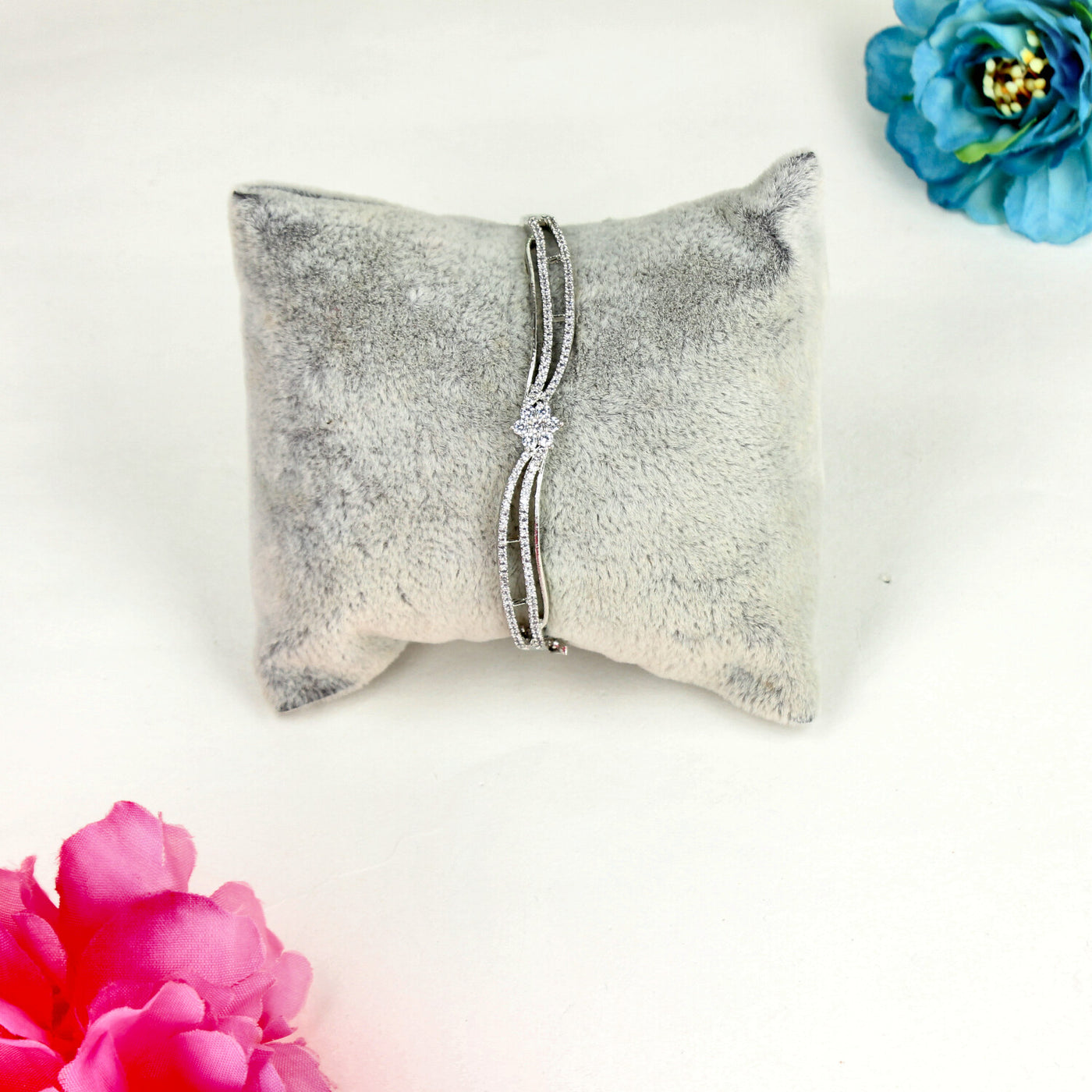 Elegant Silver-Toned Bracelet Featuring Twisted Design and Floral Cluster - Sia450491