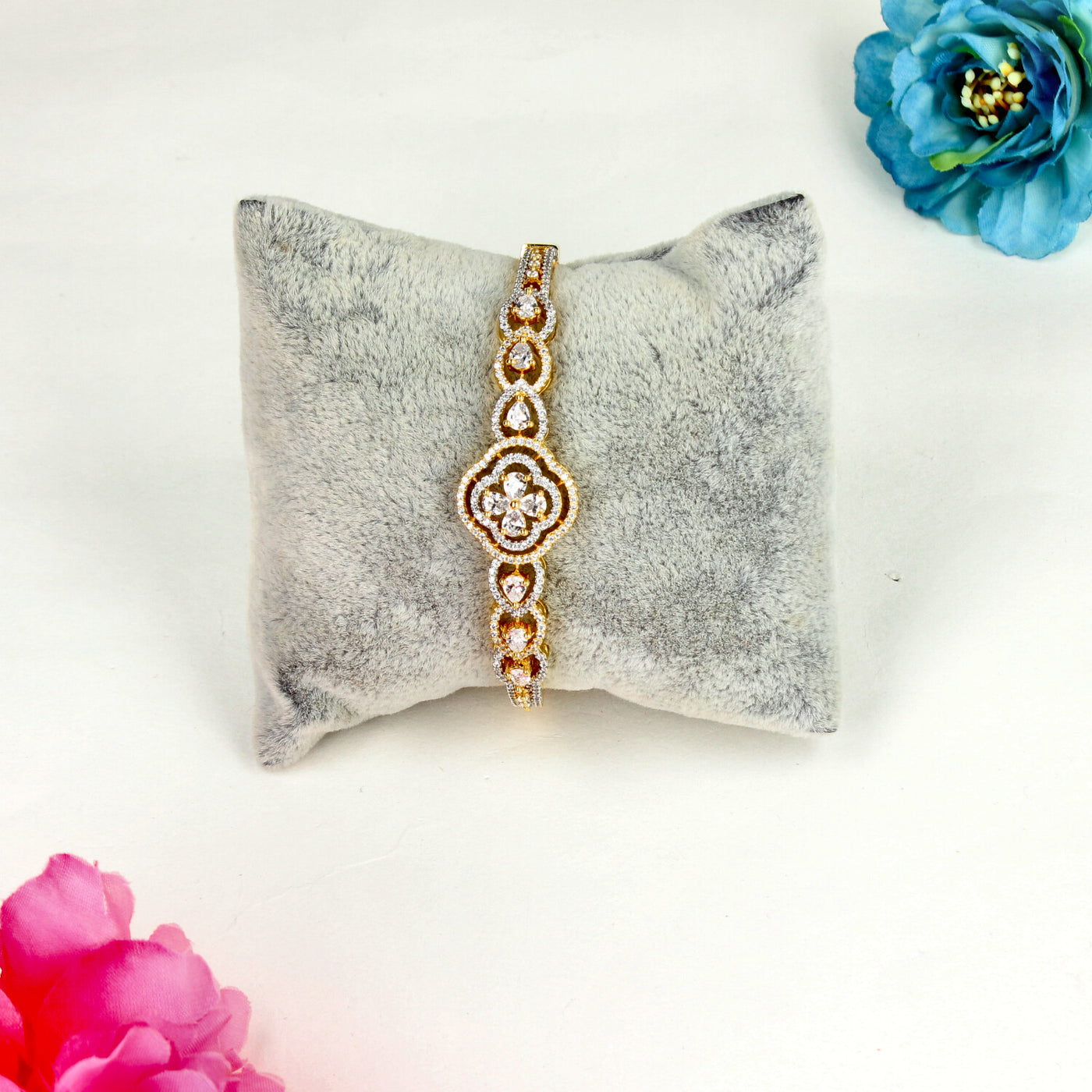 Classic Gold-Plated Bracelet with Central Flower Design and Looping Teardrop Shapes - Sia450506