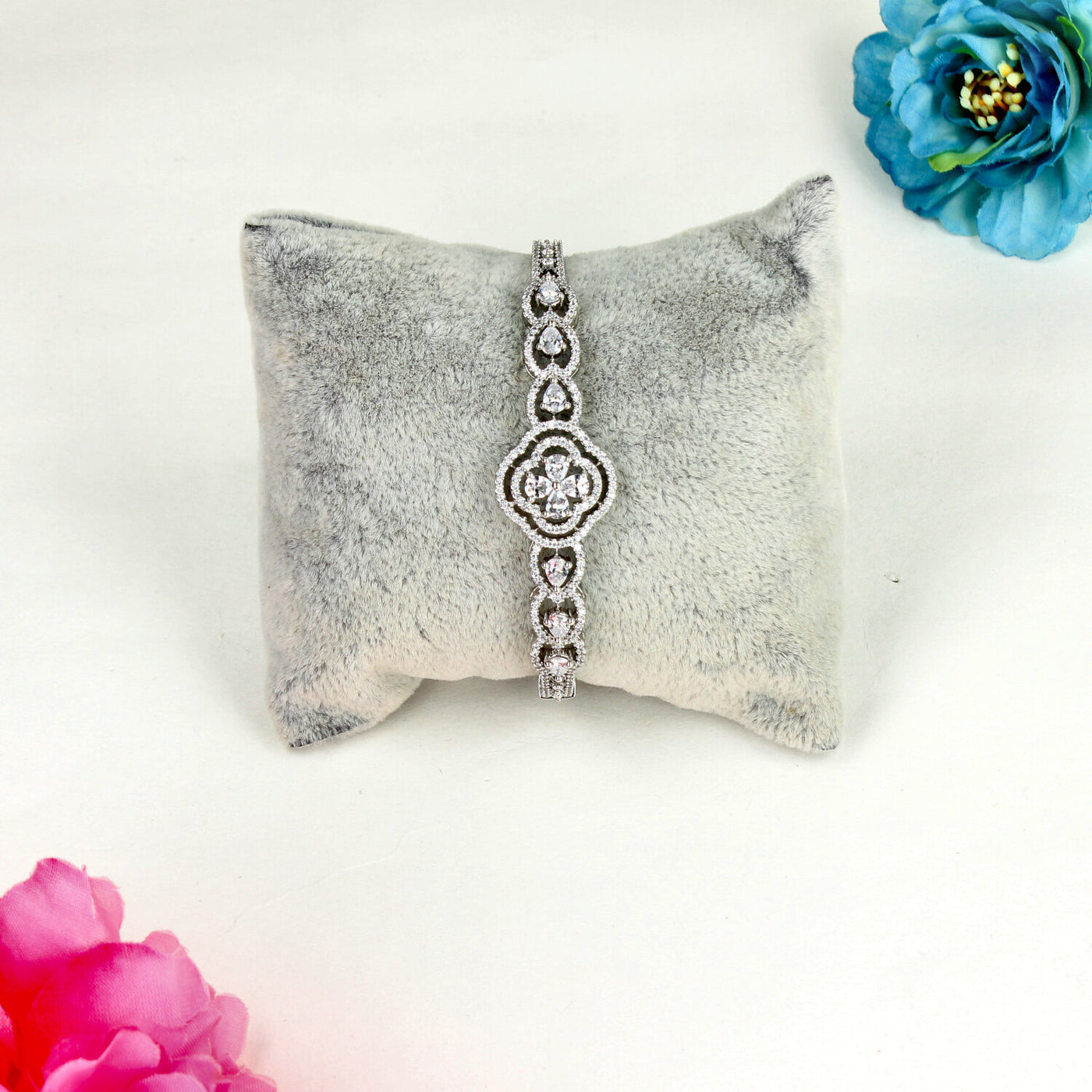 Graceful Silver Bracelet with Floral Centerpiece and Teardrop Accents - Sia450507