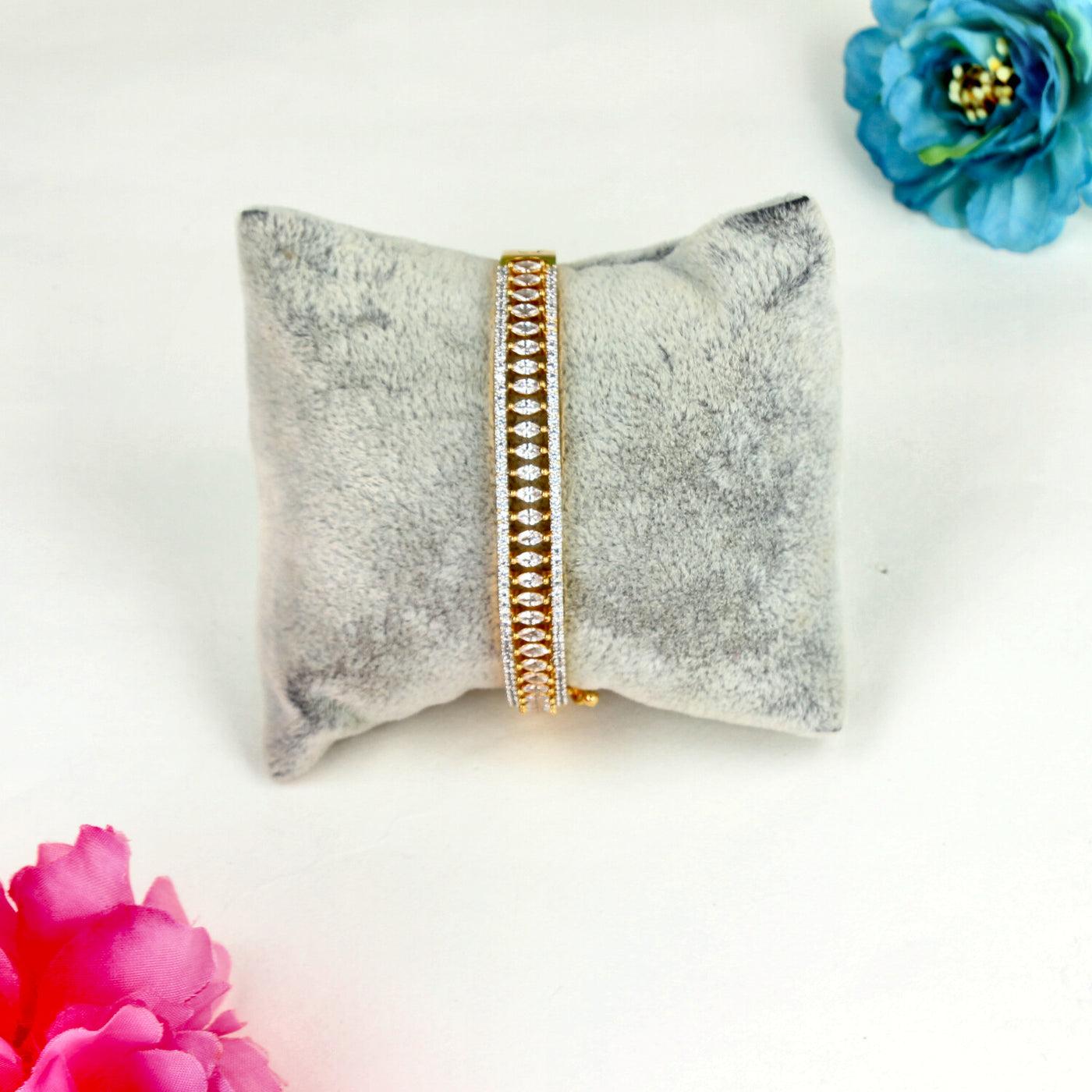 Classic Gold-Plated Straight-Line Bracelet with Leaf-Shaped Diamond Details - Sia450508