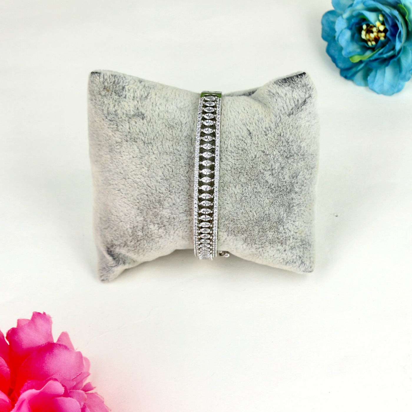 Elegant Rhodium-Plated Straight Bracelet with Teardrop Crystal Pattern - Sia450509