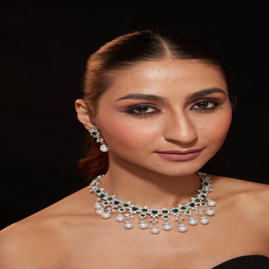 Rhodium Plated Synthetic Emerald With Pearl Drop Choker Necklace & Dangle Earrings Set - VN420