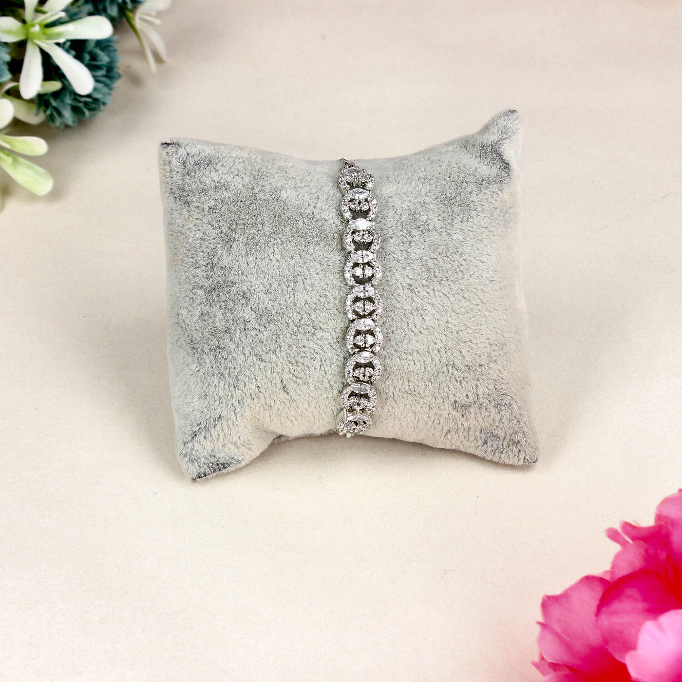 Elegant Silver Oval-Linked Bracelet with Sparkling Crystal Accents - SIA451402